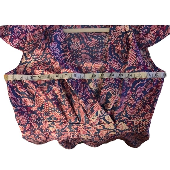Banana Republic Printed wrap Top Size Medium - Picture 8 of 8